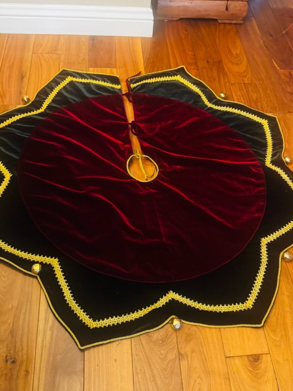 Traditional Christmas Tree Skirt 52" Starburst Red Green Velvet Gold Trim Jingle